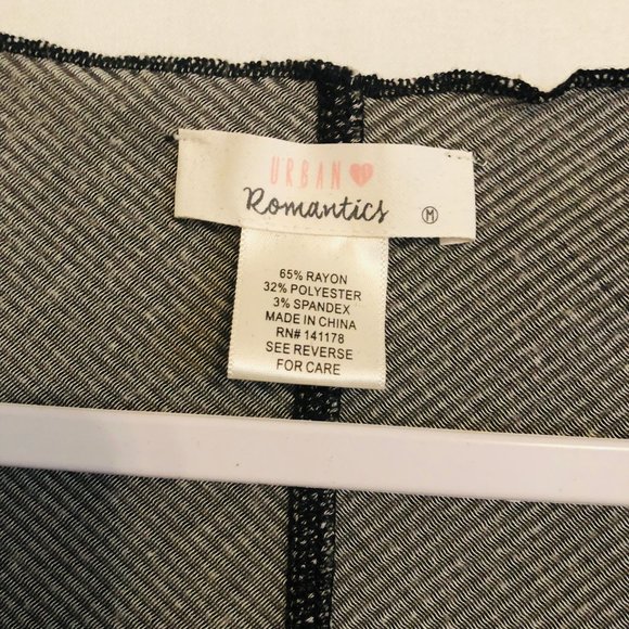 🎈 Black & White Striped Pocket V-Neck Tee! - Picture 4 of 4